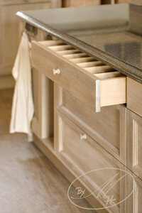 Material: oak veneer, solid oak, oil. Detail of the drawer.