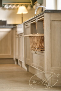 Material: oak veneer, solid oak, oil. Detail of the storage space in the kitchen.