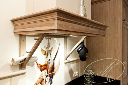 Material: oak veneer, solid oak, oil. Detail of kitchen hood.